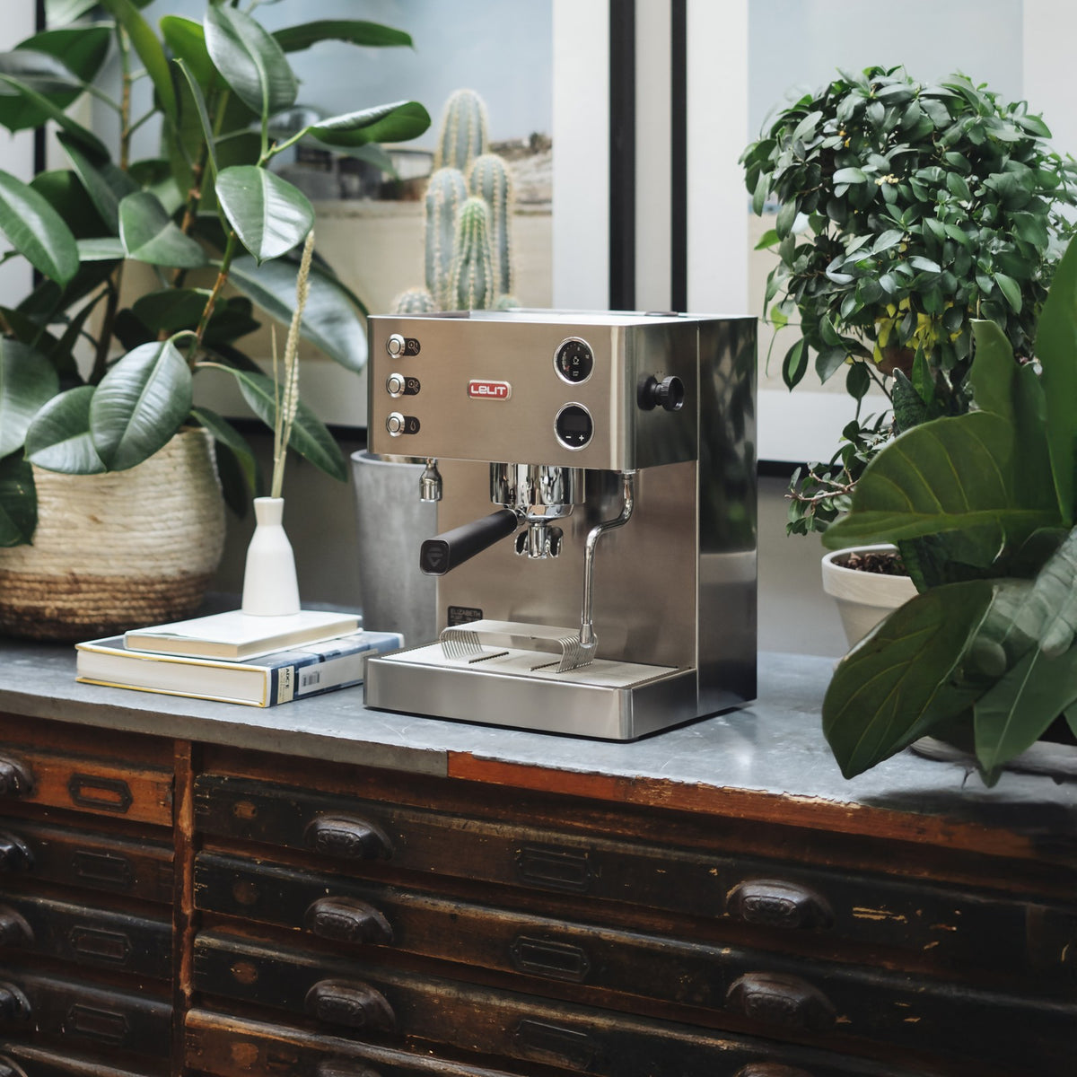 Lelit Elizabeth three-quarter view showing the LCC display and steam wand, official photography
