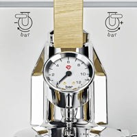 Macro shot of the L58E group pressure gauge